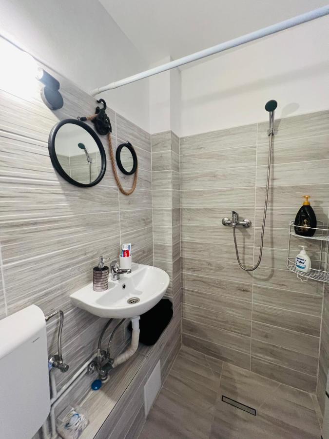 Miha Modern And Central Apartament Arad Exteriör bild